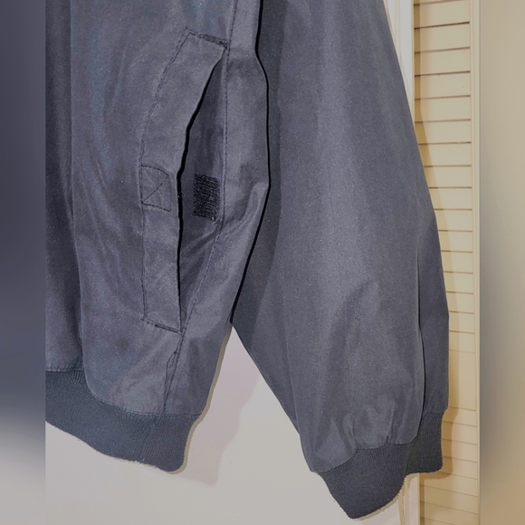 IZOD sizeM Black Men's Pull Over Wind Breaker. Fully Lined in Mesh Material. - Picture 2 of 16